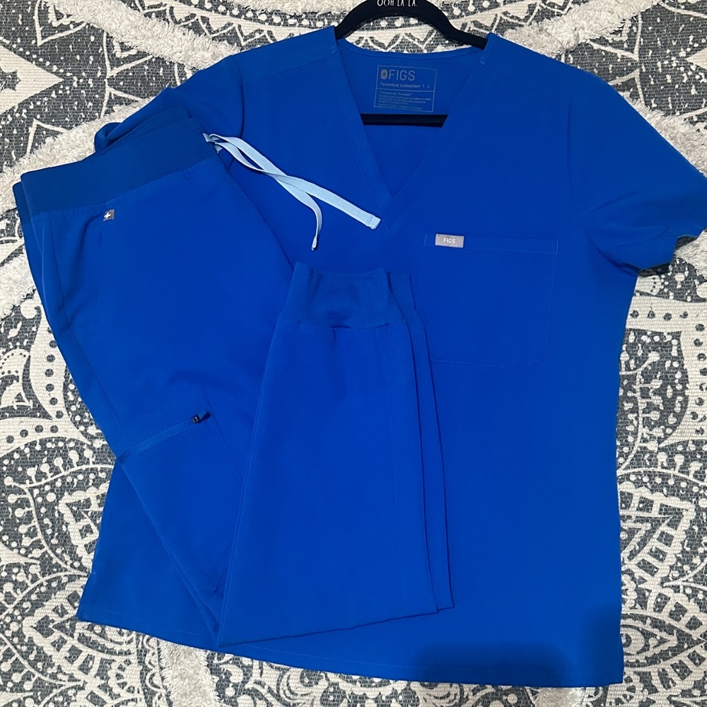 Large women’s Figs scrub set. Zamora joggers and Catarina top. Great condition.